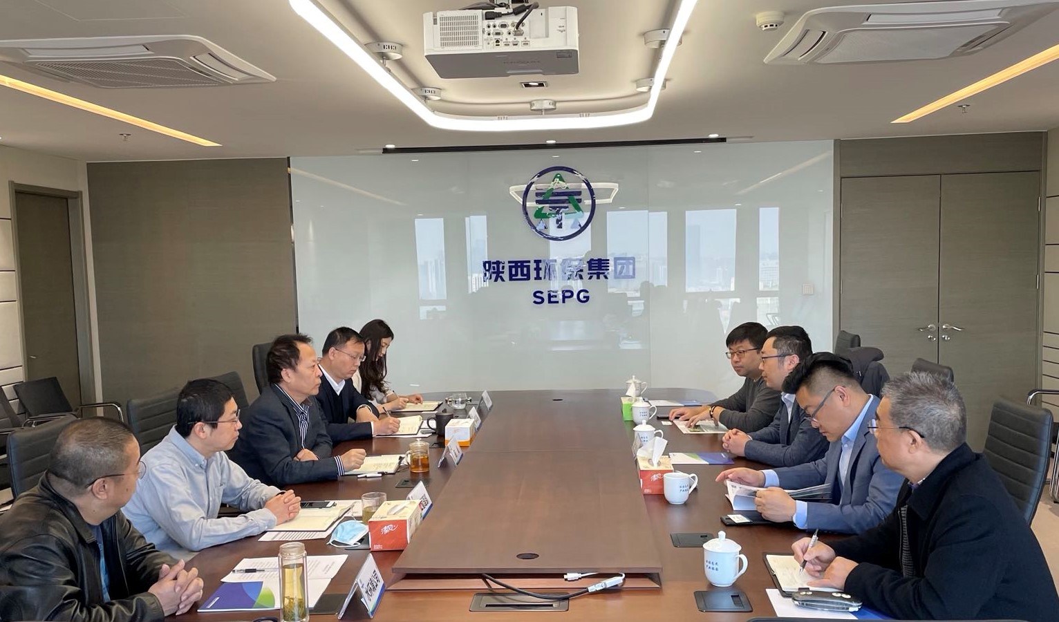 陕西yh818银河集团与南方创业科技公司交流座谈照片.jpg