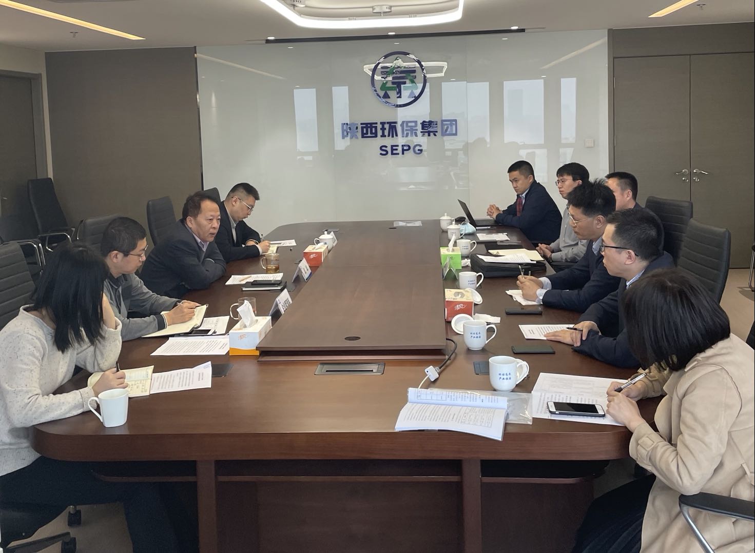 解决三秦yh818银河股份公司同业竞争问题专题会照片.jpg