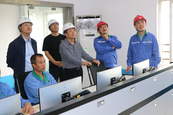 顾峰到三秦yh818银河股份公司下属省危废处置惩罚中心检查指导事情(1)_副本.jpg