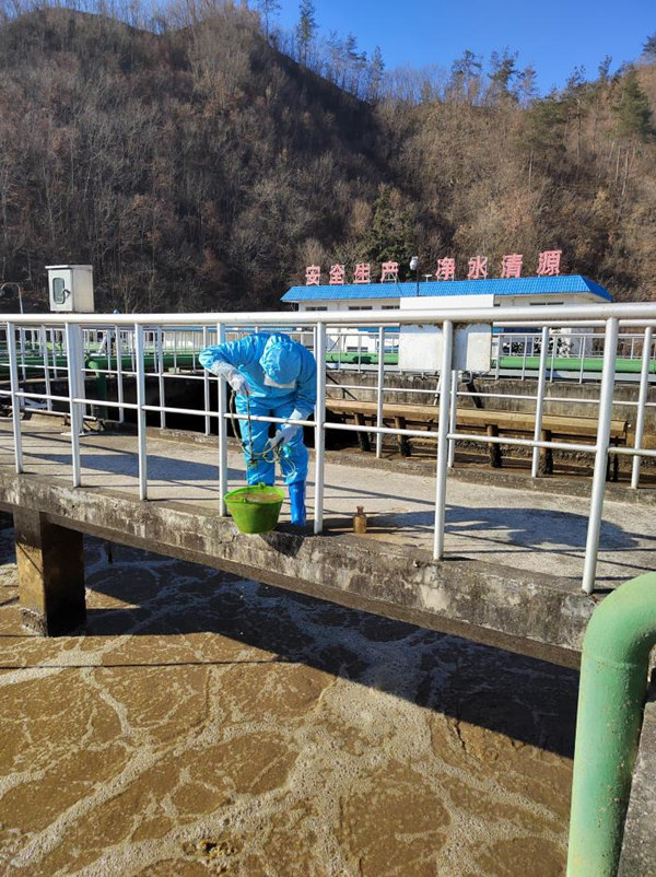 商南县城区污水处置惩罚厂化验员对CASS池内取样做SV30监测_副本.jpg