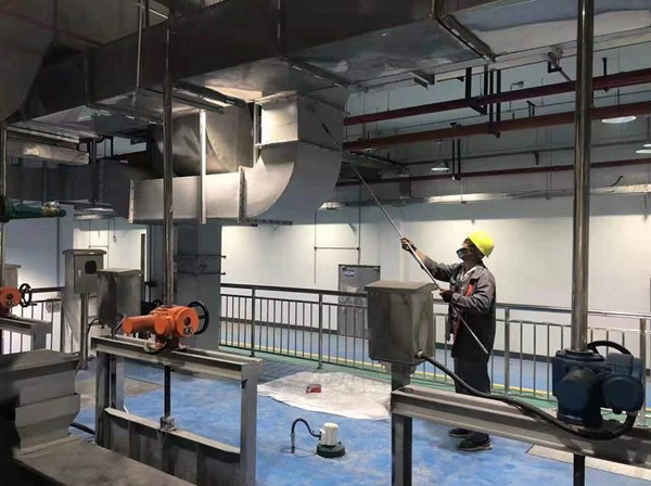 白鹿原水生态中心项目施工职员给除臭管道刷漆_副本.jpg