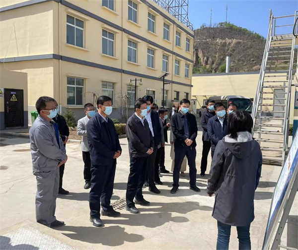 延安市委常委、市政府党组成员张强到水情形公司子长污水处置惩罚厂调研.jpg