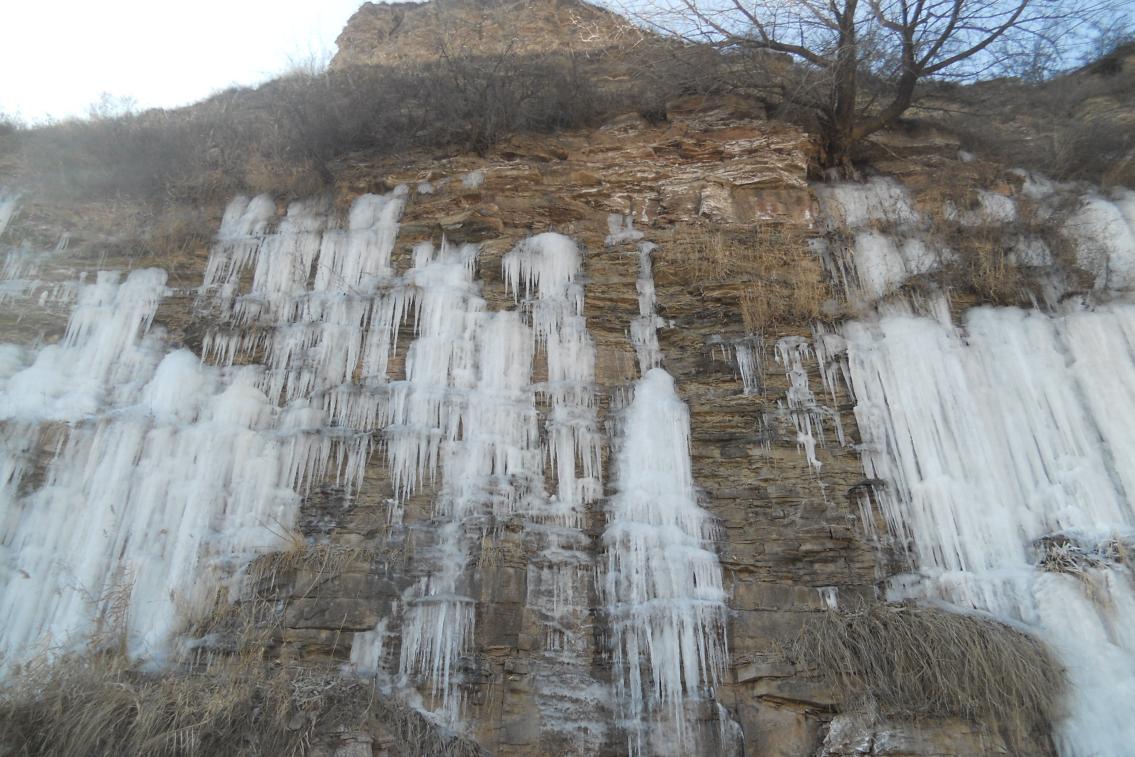 出露于基岩裂隙中的“冰瀑布”（2013年拍摄于陕西省咸阳市长武县）.jpg