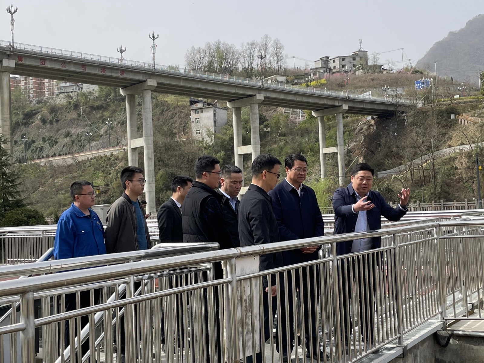 安康市政协副主席、岚皋县委书记马雄伟道水情形公司岚皋县污水处置惩罚厂调研-配图.jpg