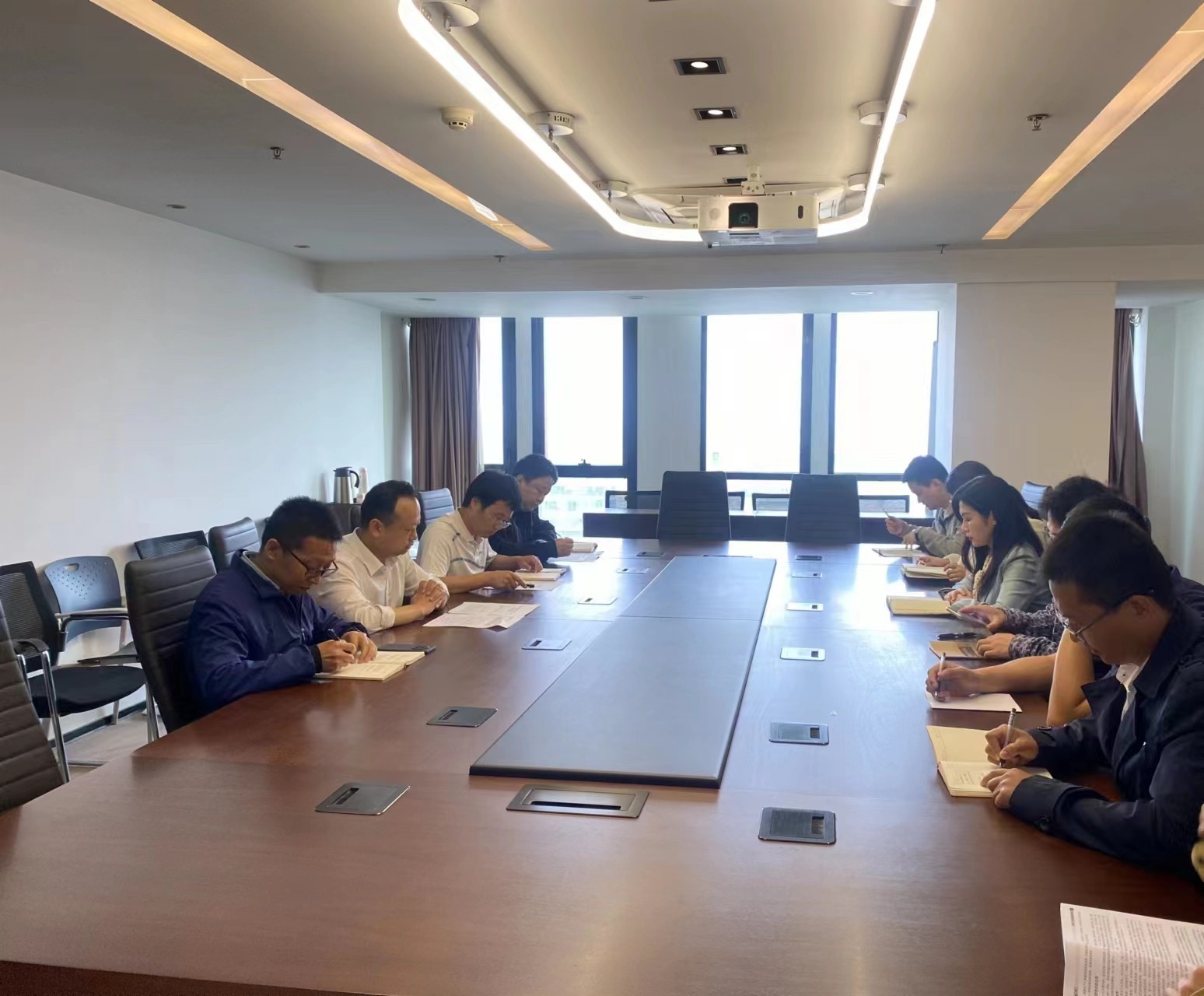 研究院公司召开清静yh818银河专题事情聚会.jpg