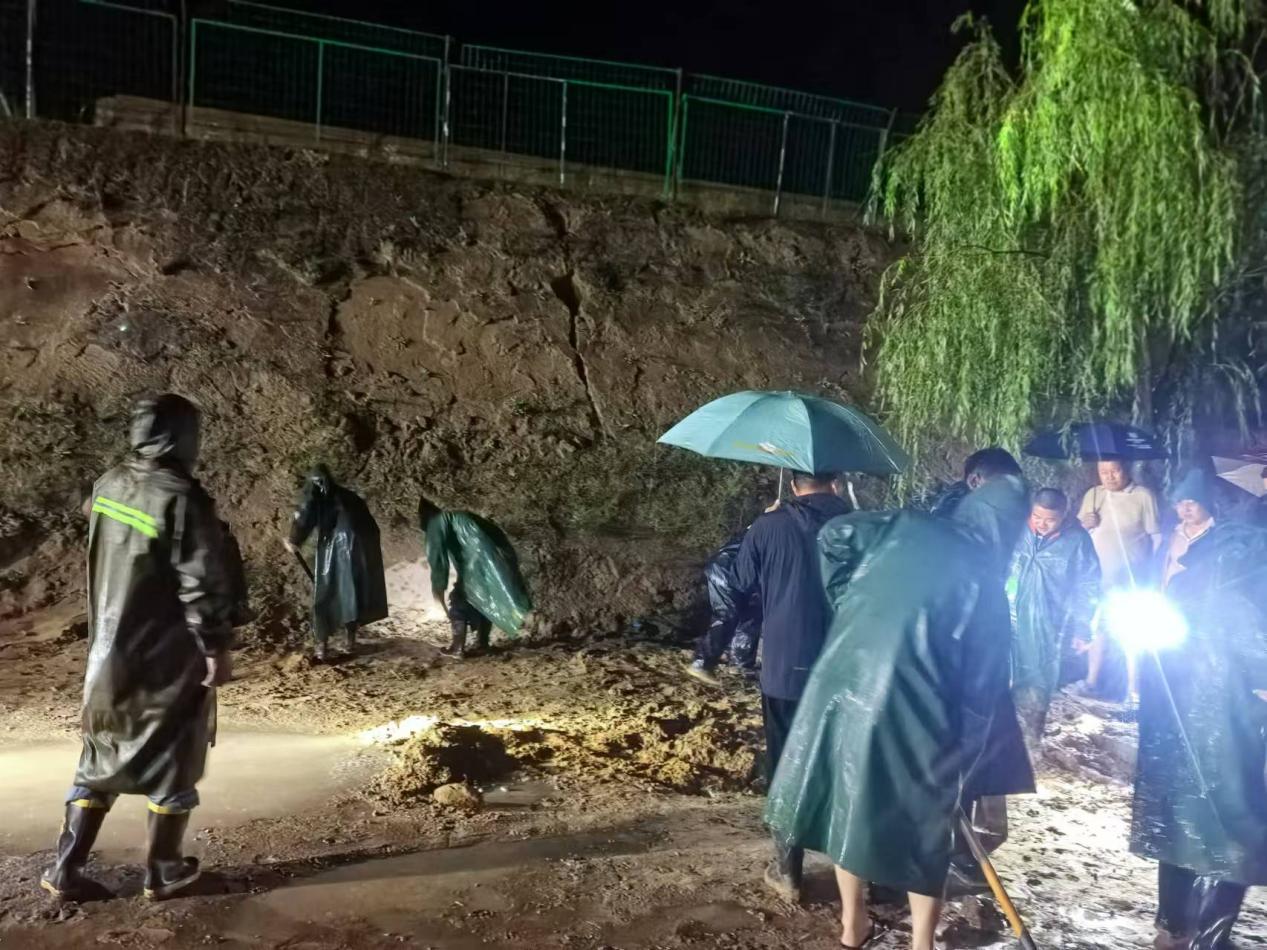 油气工程公司王渠则站组织全员“战暴雨、抢排险、保清静”.jpg