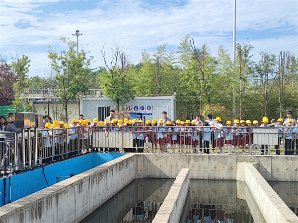 50余名师生走进水情形公司商南县污水处置惩罚厂探索污水治理“绿色密码”1.jpg